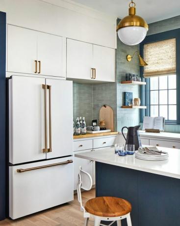 Real Simple Home 2022 dengan kulkas dan cat biru kontras tinggi